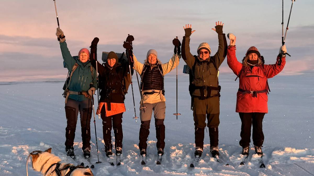Voksne ute på ski på vinteren