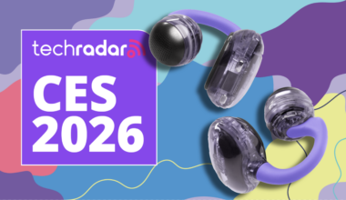 JBL Soundgear Clips i lilla foran en fargerik bakgrunn med TechRadar CES 2026-logoen ved siden av.