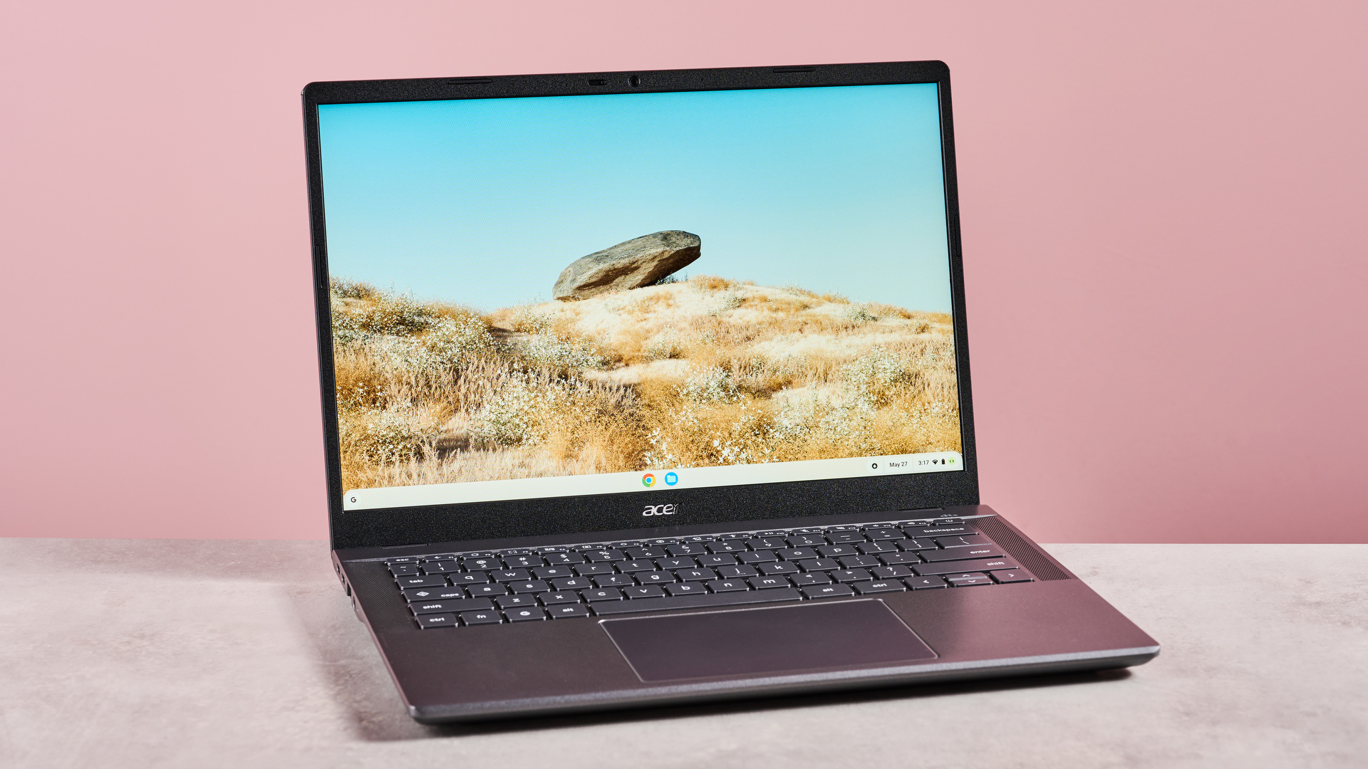 Acer Chromebook Plus 516 &aring;pen p&aring; skrivebord med rosa bakgrunn