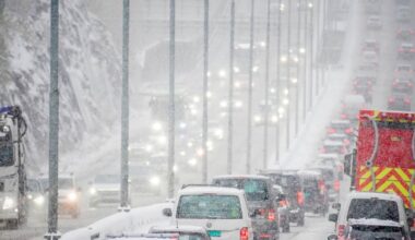 Tett trafikk i snøværet på E18 i Asker mandag morgen.