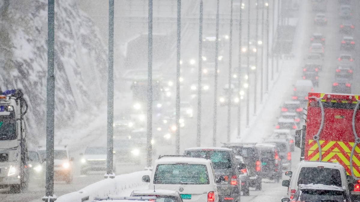 Tett trafikk i snøværet på E18 i Asker mandag morgen.