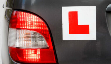 Regjeringen vil gi 17-åringer førerkort – kan kjøre med ledsager