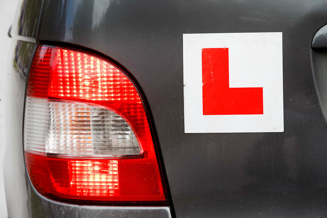 Regjeringen vil gi 17-åringer førerkort – kan kjøre med ledsager