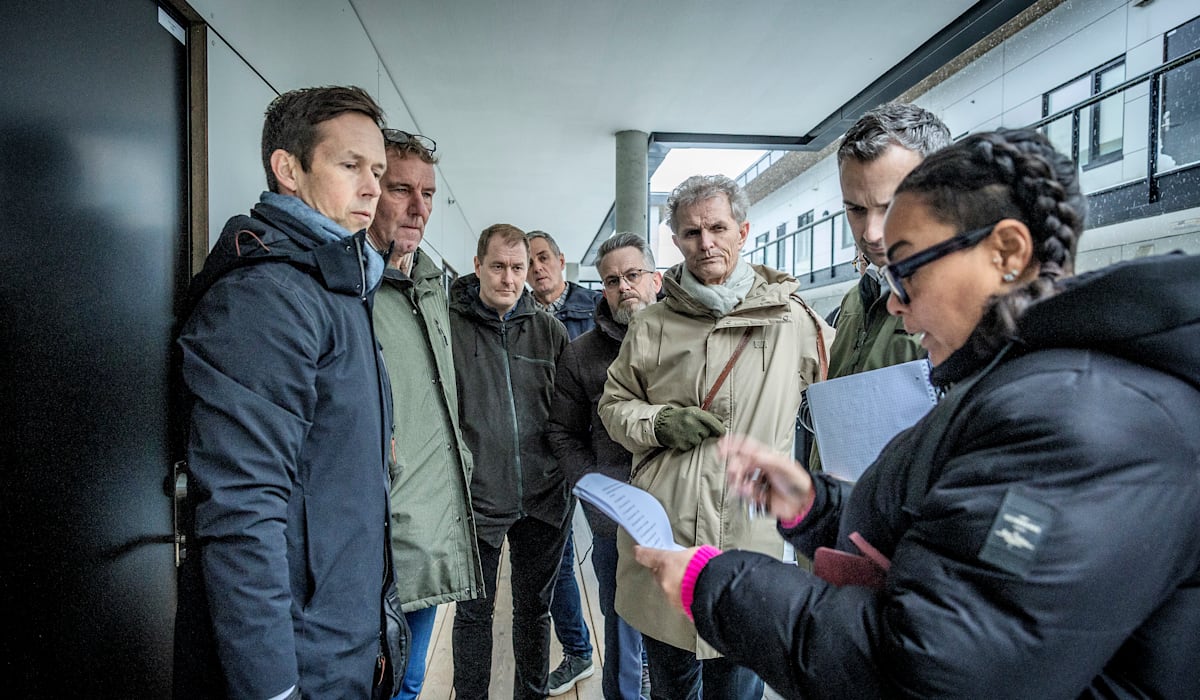 (+) Flere beboere vil flytte ut. Her får retten se leilighetene. - fvn.no