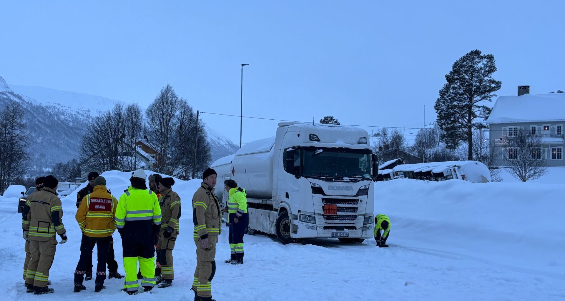 Nyheter, Kvikne | 30-40 personer ble evakuert. Nå er riksveg 3 åpen for trafikk igjen - Arbeidets Rett