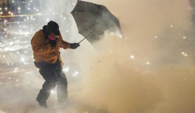 Store protester i Minneapolis etter Ice-agent skjøt mann: