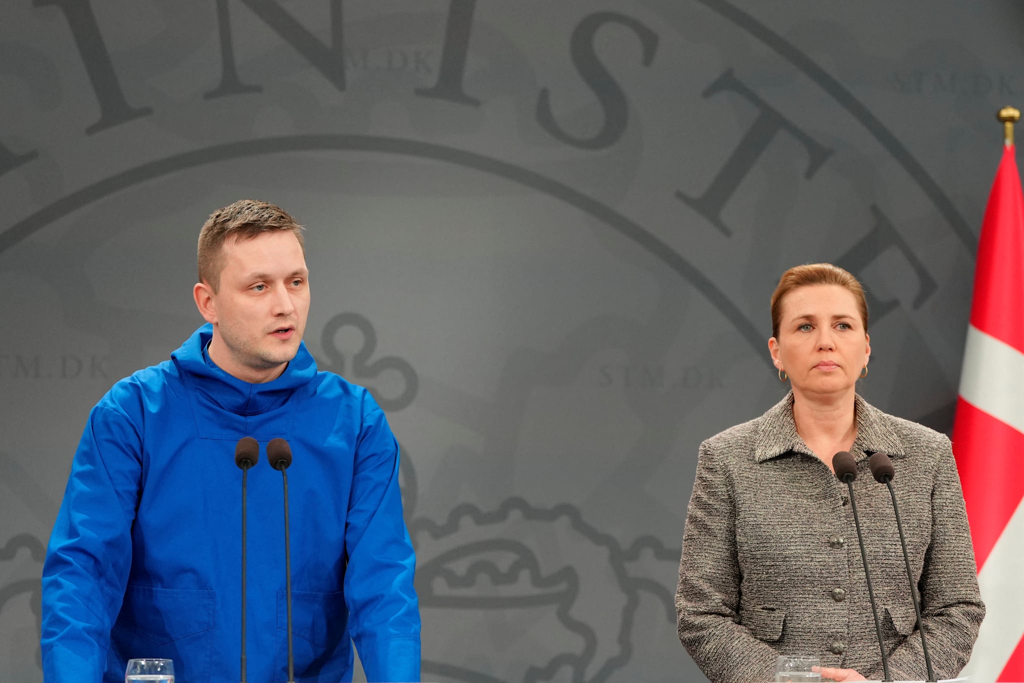 Statsminister Mette Fredriksen og den grønlandske regjeringssjefen Jens-Frederik Nielsen var klare på at Grønland ikke er til salgs, under pressekonferansen tirsdag.
