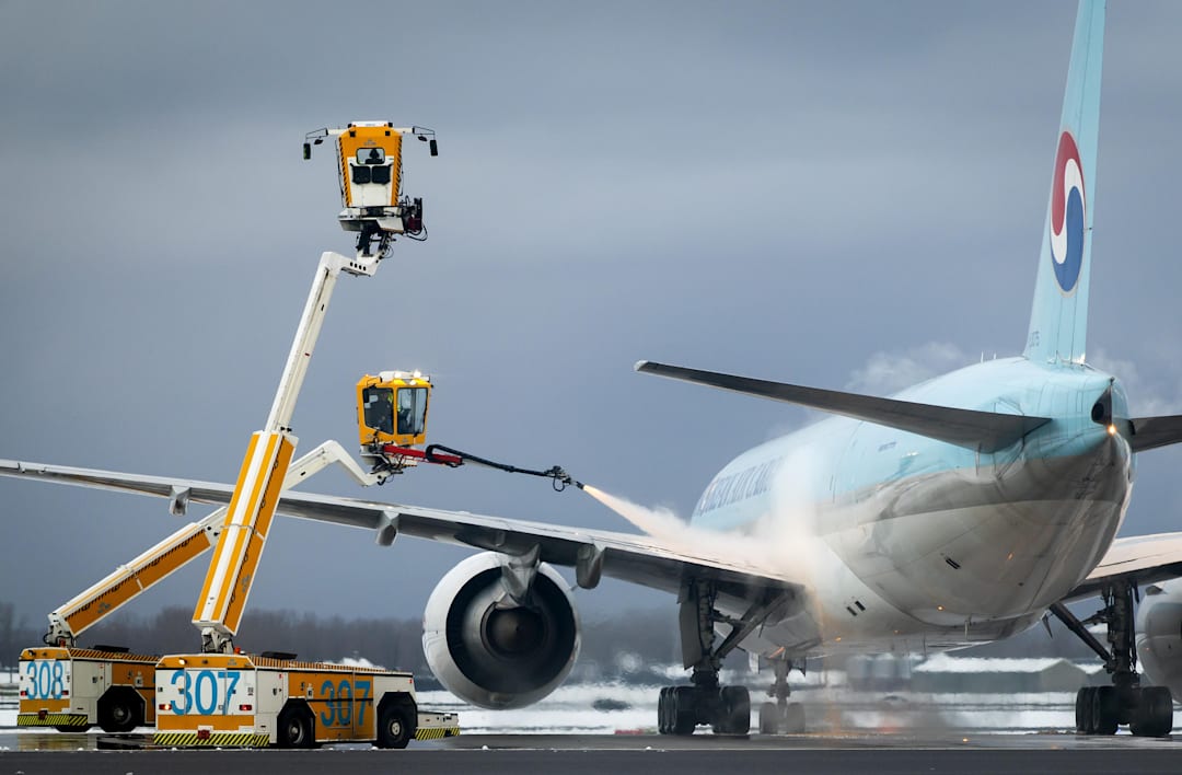 400 fly snøfast i Amsterdam