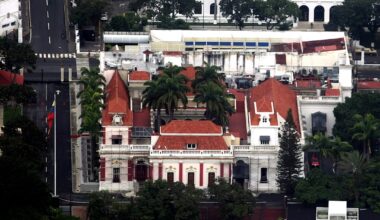 Meldinger om skudd nær presidentpalasset i Venezuelas hovedstad