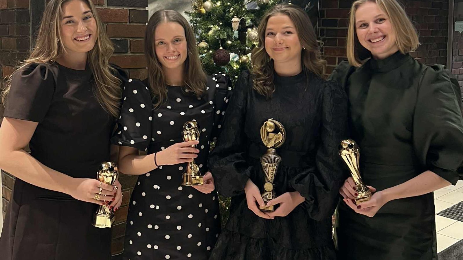 Sport, Fotball | Historisk sesong: Feiret opprykk med pokaldryss