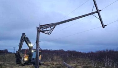 En strømstolpe har knekt rett av i uværet.