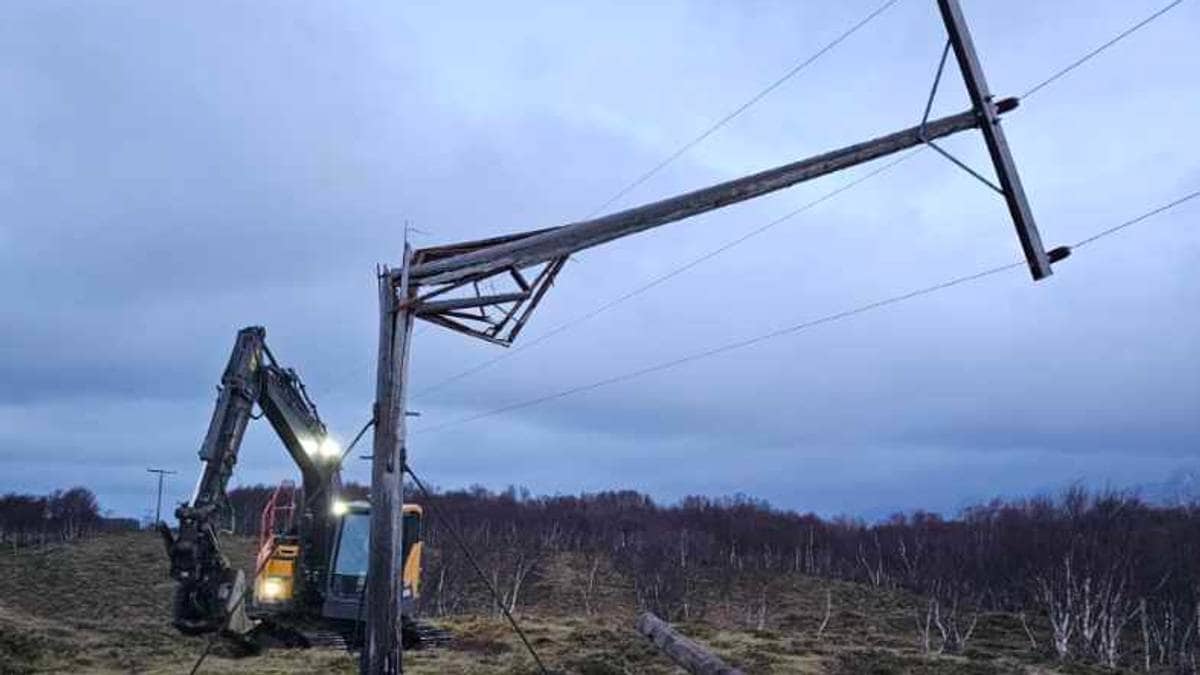 En strømstolpe har knekt rett av i uværet.