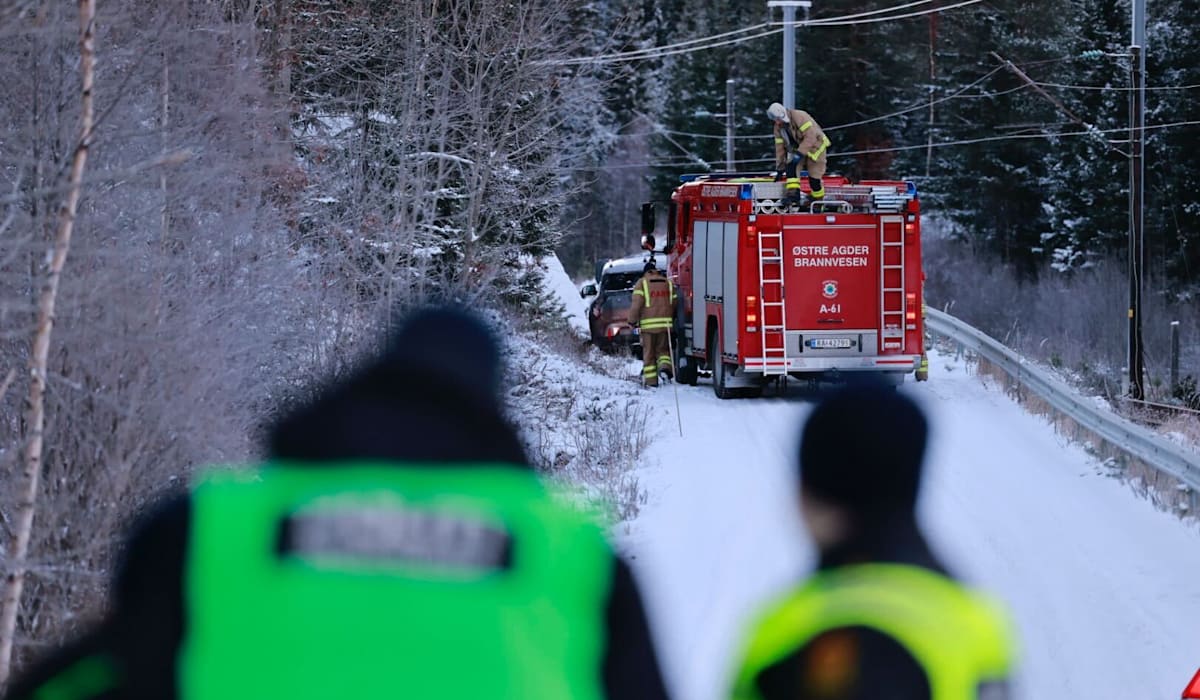 (+) Tre til syke­hus etter front­kol­lisjon – én frak­tet med luft­ambu­lanse - fvn.no