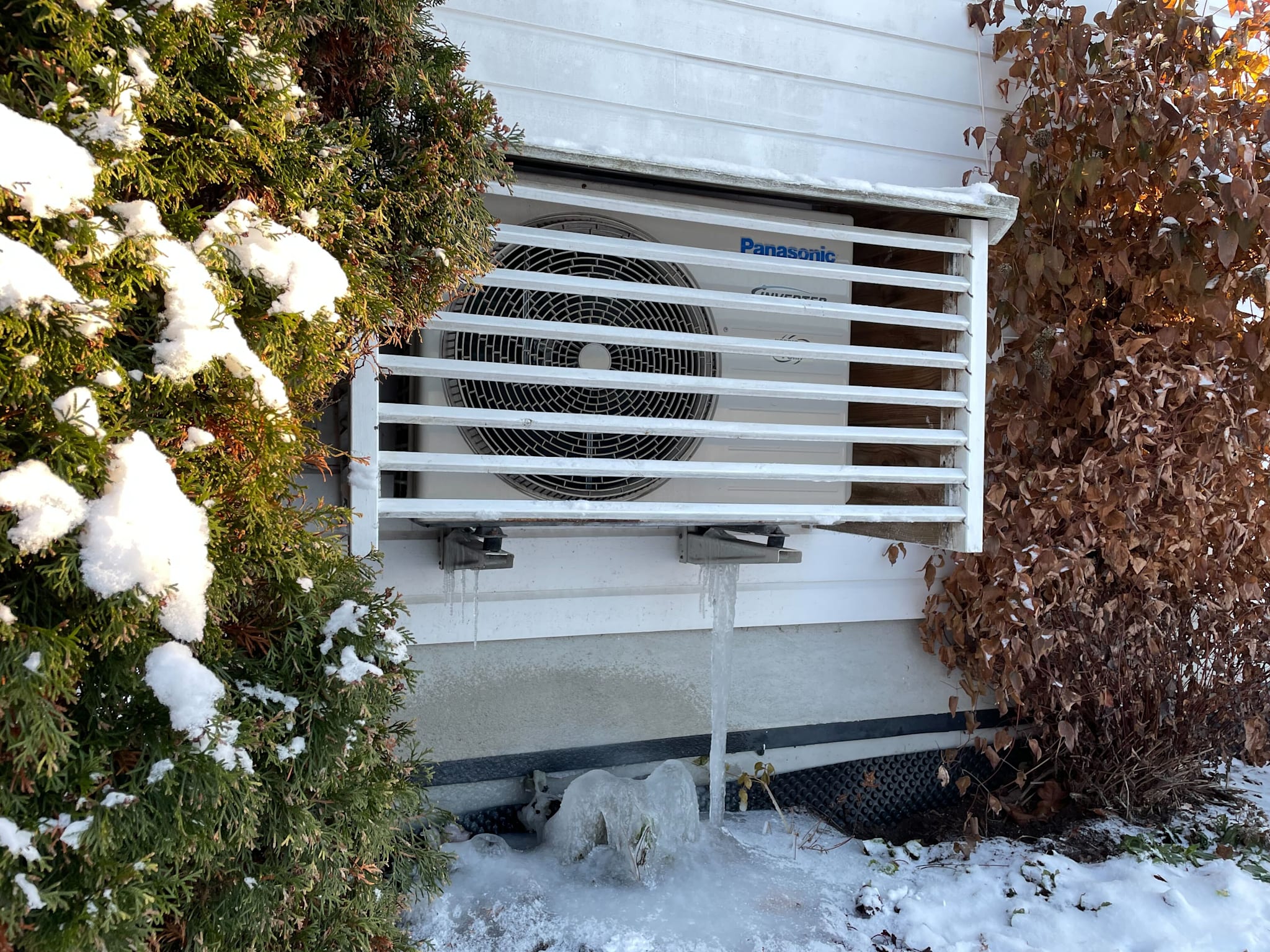 Få maks varme ut av luft-til-luft-varmepumpen din. Unngå at varmepumpen mister effekten i snøvær