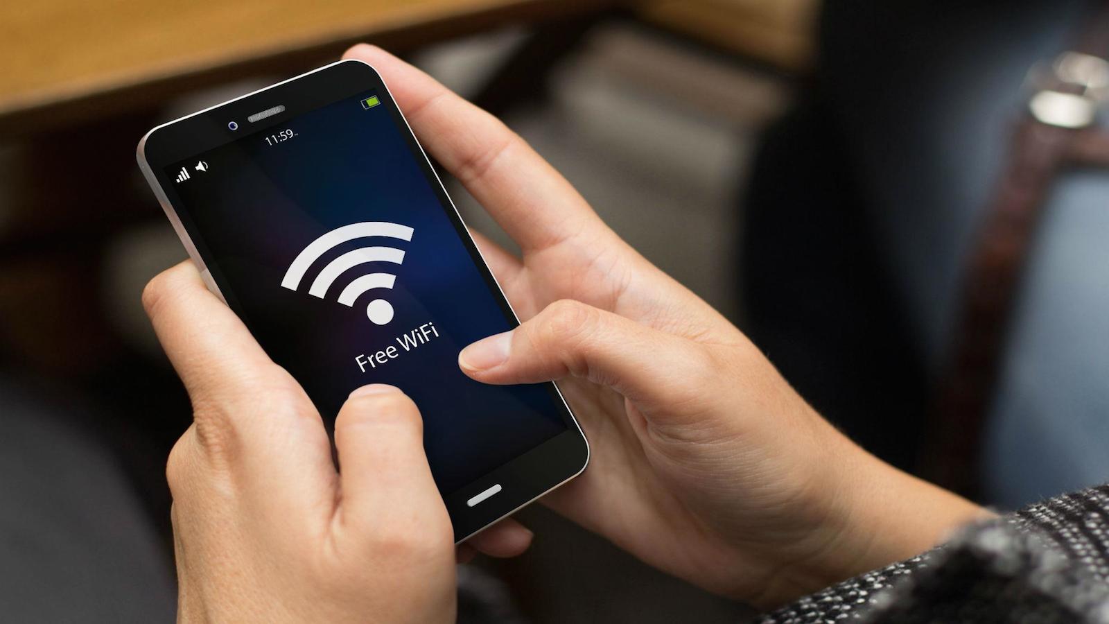 En telefon brukes med et offentlig Wi-Fi-nettverk