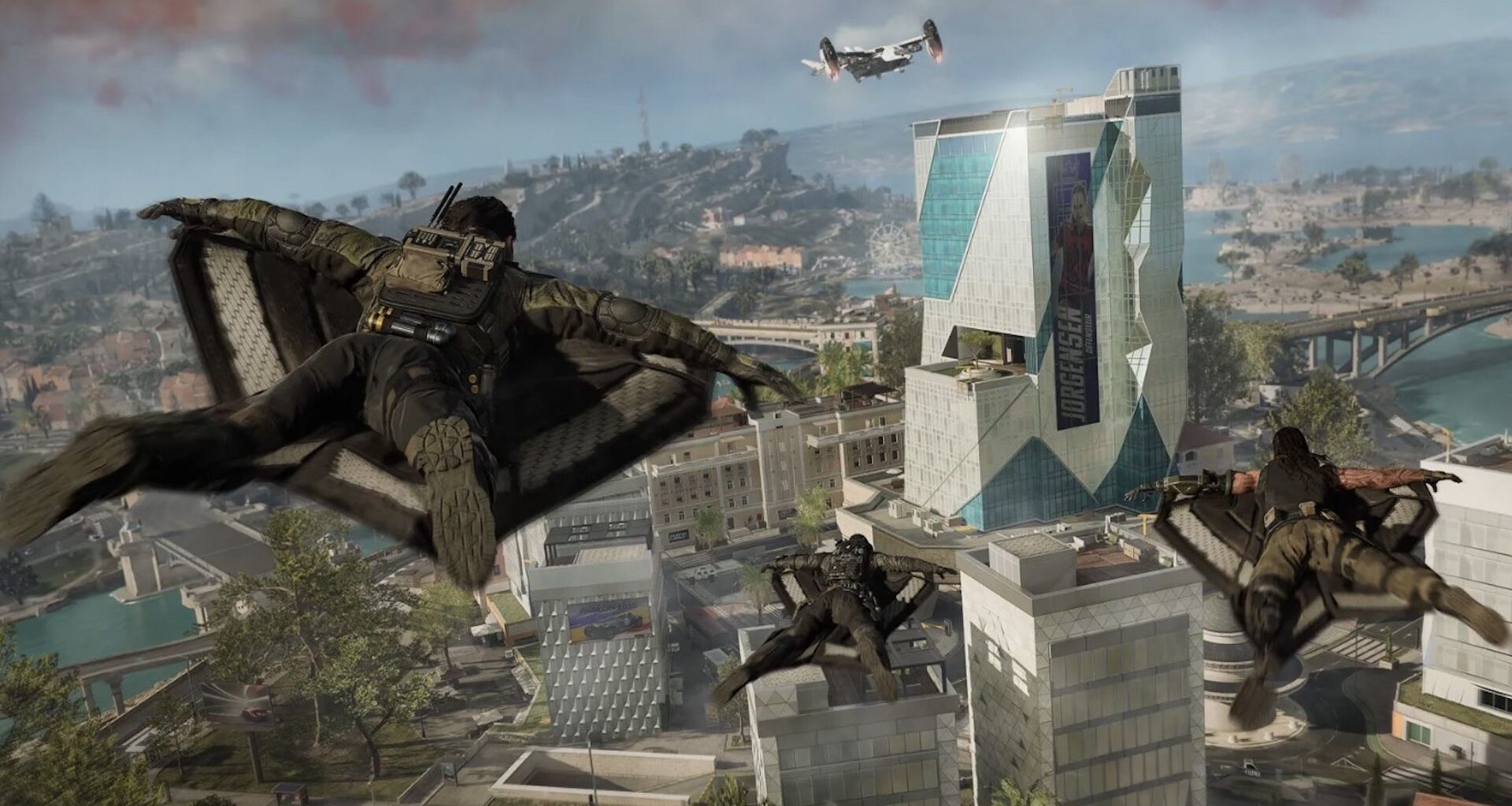 Soldater bruker vingedrakter for &aring; fly over en futuristisk by.