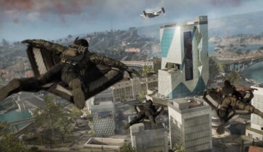 Soldater bruker vingedrakter for &aring; fly over en futuristisk by.