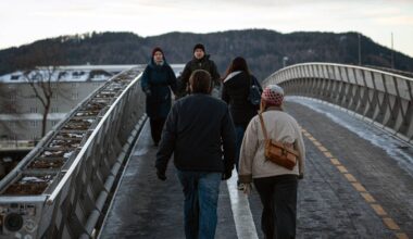 Folk går over ei gangbru i Trondheim