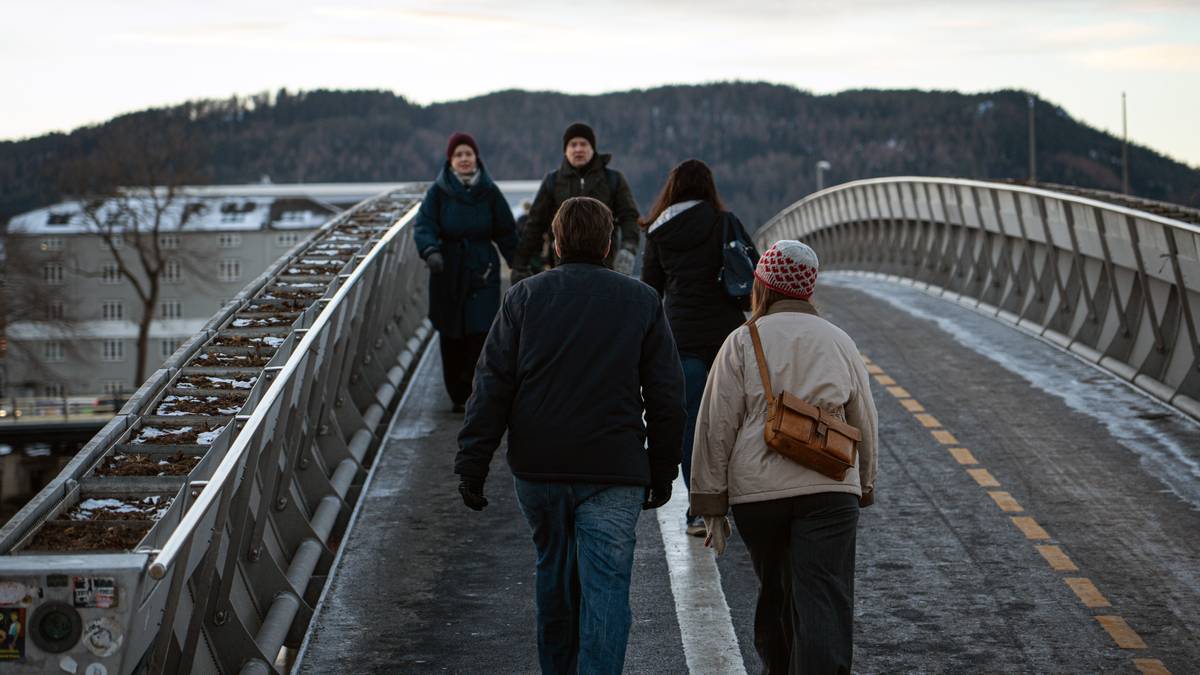 Folk går over ei gangbru i Trondheim