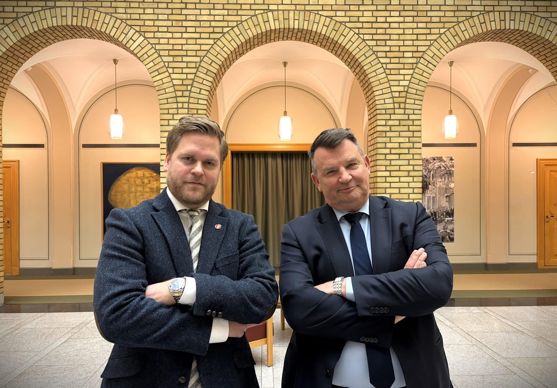 Kristoffer Sivertsen (t.v.) og Tor Mikkel Wara i Frp mener det er for sent å stanse elektrifiseringen av Melkøya. De vil fortsette med forurensende gasskraft for å unngå en kraftskvis i Nord-Norge fra rundt 2030.