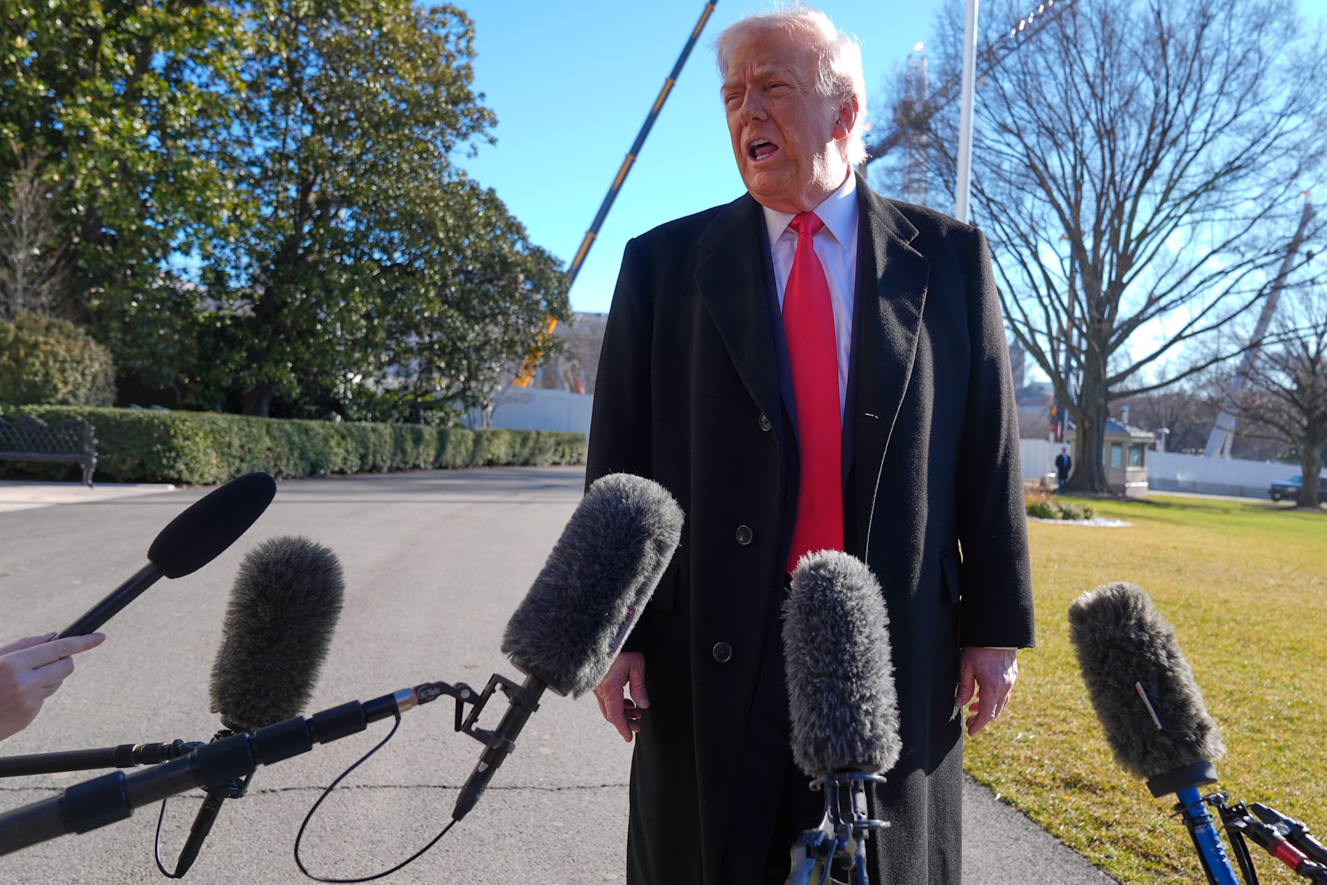 «HJELPEN ER PÅ VEI», skriver USAs president, Donald Trump.