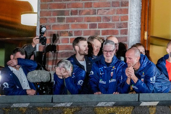 Oslo 20251117. 
Norges herrelandslaget i fotball hilser til folket fra rådhusbalkongen etter seieren i VM-kvalifiseringskampen i fotball mellom Norge og Italia på San Siro.
Foto: Heiko Junge / NTB