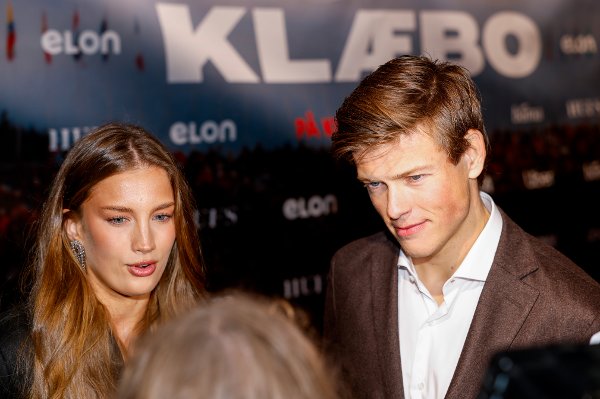 Oslo 20251112. 
Johannes Høsflot Klæbo sammen med kjæresten Pernille Døsvik på rød løper før førpremieren på dokumentarfilmen 