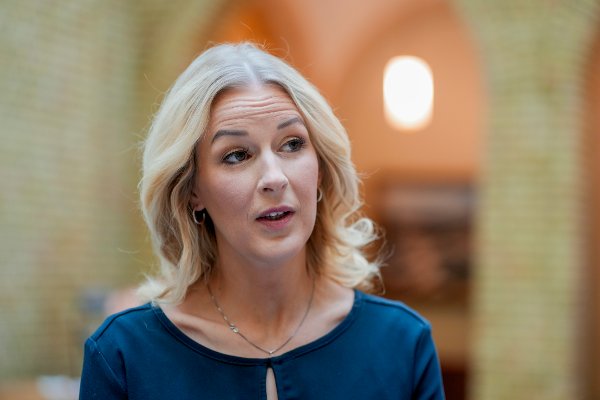 Oslo 20241114. 
Elise Waagen (Ap) i vandrehallen etter at regjeringspartiene har sikret seg flertall i forhandlingene om en ny barnehagelov.
Foto: Heiko Junge / NTB