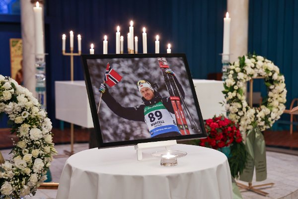 Lillehammer 20260113. 
Et sportsbilde og kranser med hilsener ved kisten til skiskytter  Sivert Guttorm Bakken før bisettelsen i Nordre Ål Kirke på Lillehammer
Foto: Geir Olsen / NTB / POOL