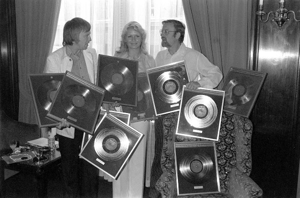 OSLO 19760829:
ROGER WHITTAKER  (t.h.) er tydlig en populær herremann i Norge. Under sitt besøk her ble han overrakt ikke mindre enn 7 sølvplater, 1 gullplate, 1 diamantplate og 1 platinaplate.
Foto: NTB / NTB  - - Bildet er ca 5,5 MB - - 



