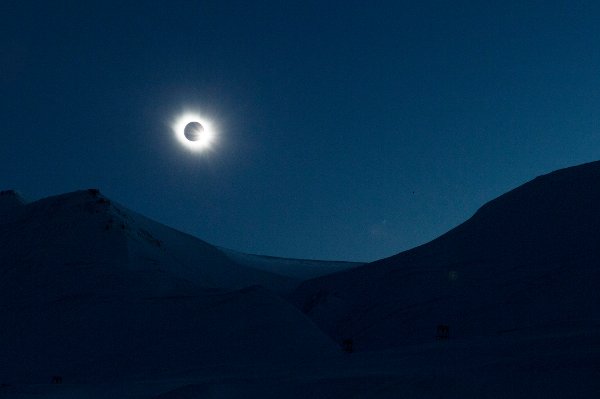 Longyearbyen 20150320.
Mørket har lagt seg over Longyearbyen på Svalbard under den totale fasen av solformørkelsen fredag. Totaliteten varer i drøyt to minutter, før månen slipper til sollyset igjen.
Foto: Håkon Mosvold Larsen / NTB