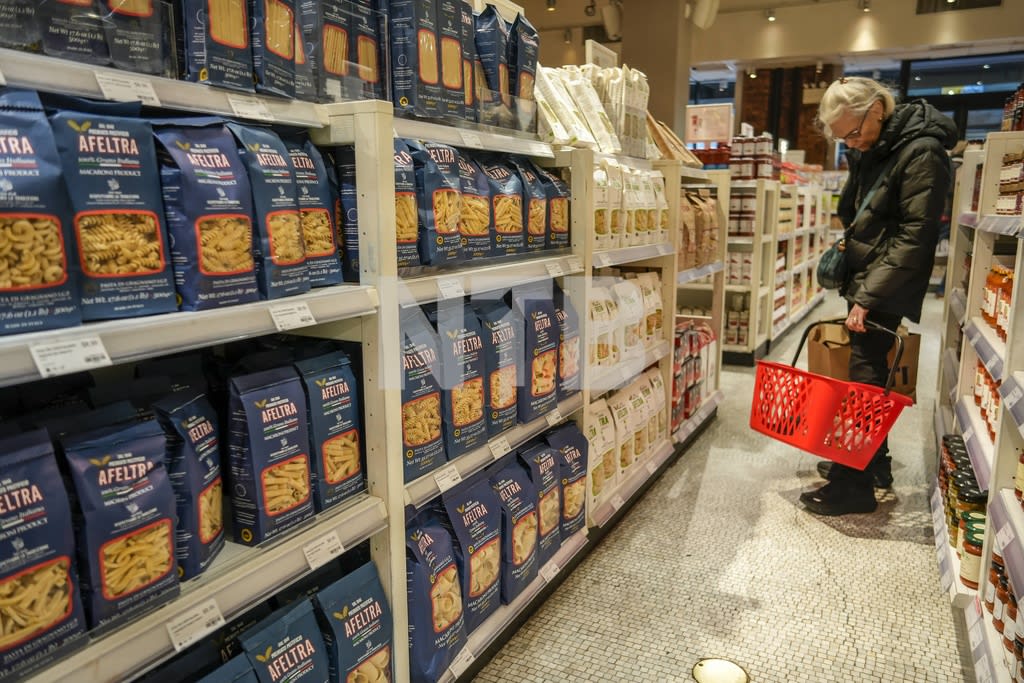 SLIPPER KJEMPETOLL: Italiensk pasta fyller hyllene i butikken Eataly i New York. 