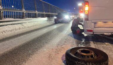 (+) Stoppet trafikken på brua: – Plutselig ramlet bare hjulet av - itromso.no