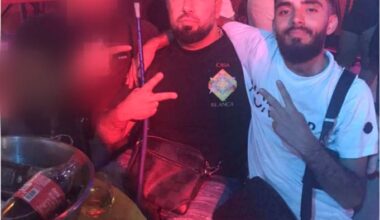 Ali Shehab Ahmed (til høyre) er pekt ut som en nøkkelperson i Foxtrot-nettverket. Her er han avbildet sammen med Foxtrot-leder Rawa Majid (i midten) i 2023.