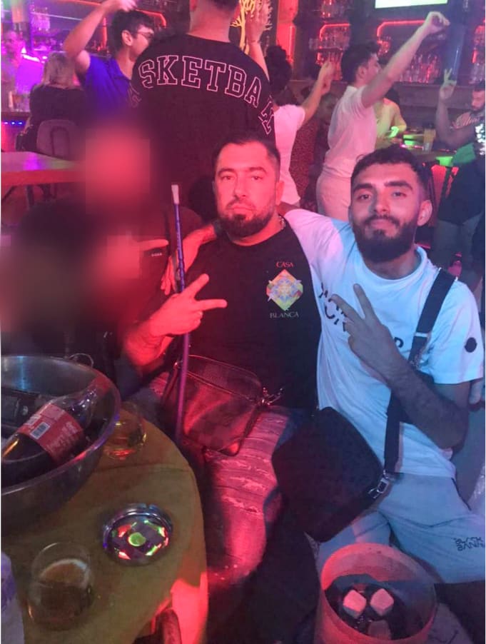 Ali Shehab Ahmed (til høyre) er pekt ut som en nøkkelperson i Foxtrot-nettverket. Her er han avbildet sammen med Foxtrot-leder Rawa Majid (i midten) i 2023.