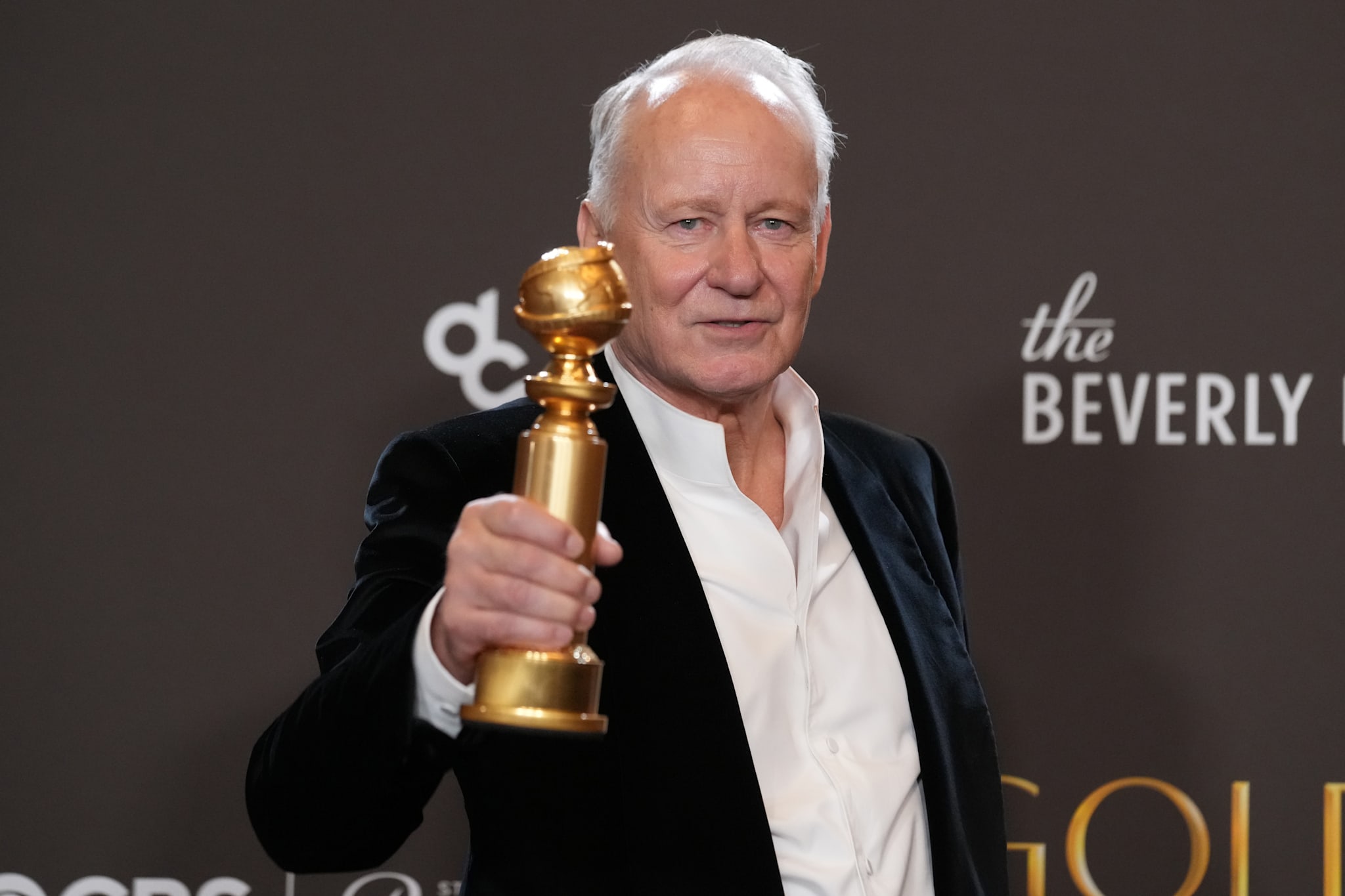 Stellan Skarsgård med Golden Globe-prisen for beste mannlige birolle for «Affeksjonsverdi».