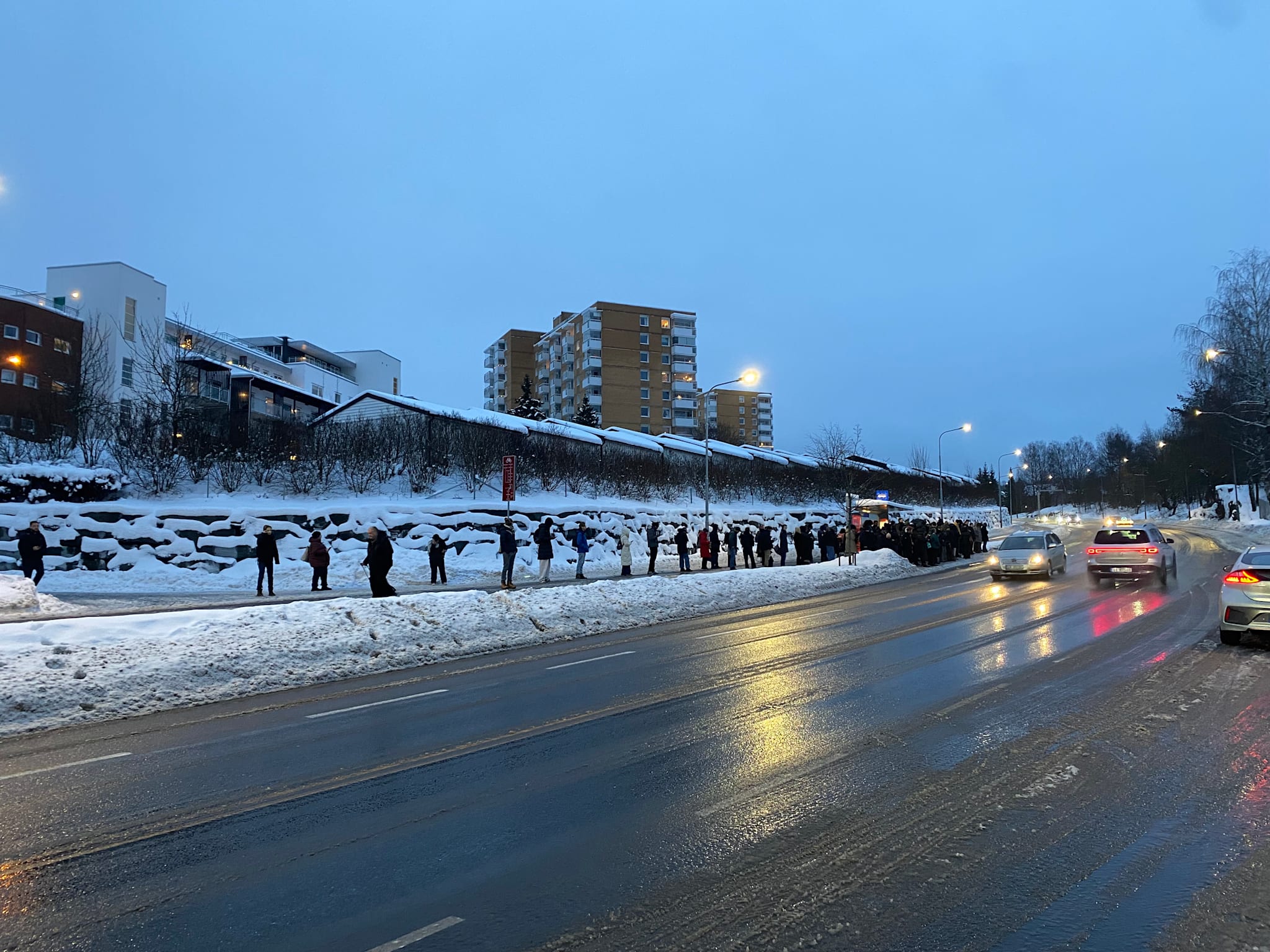 Ved T-banestasjonen på Hellerud var det folksomt på busstoppet.