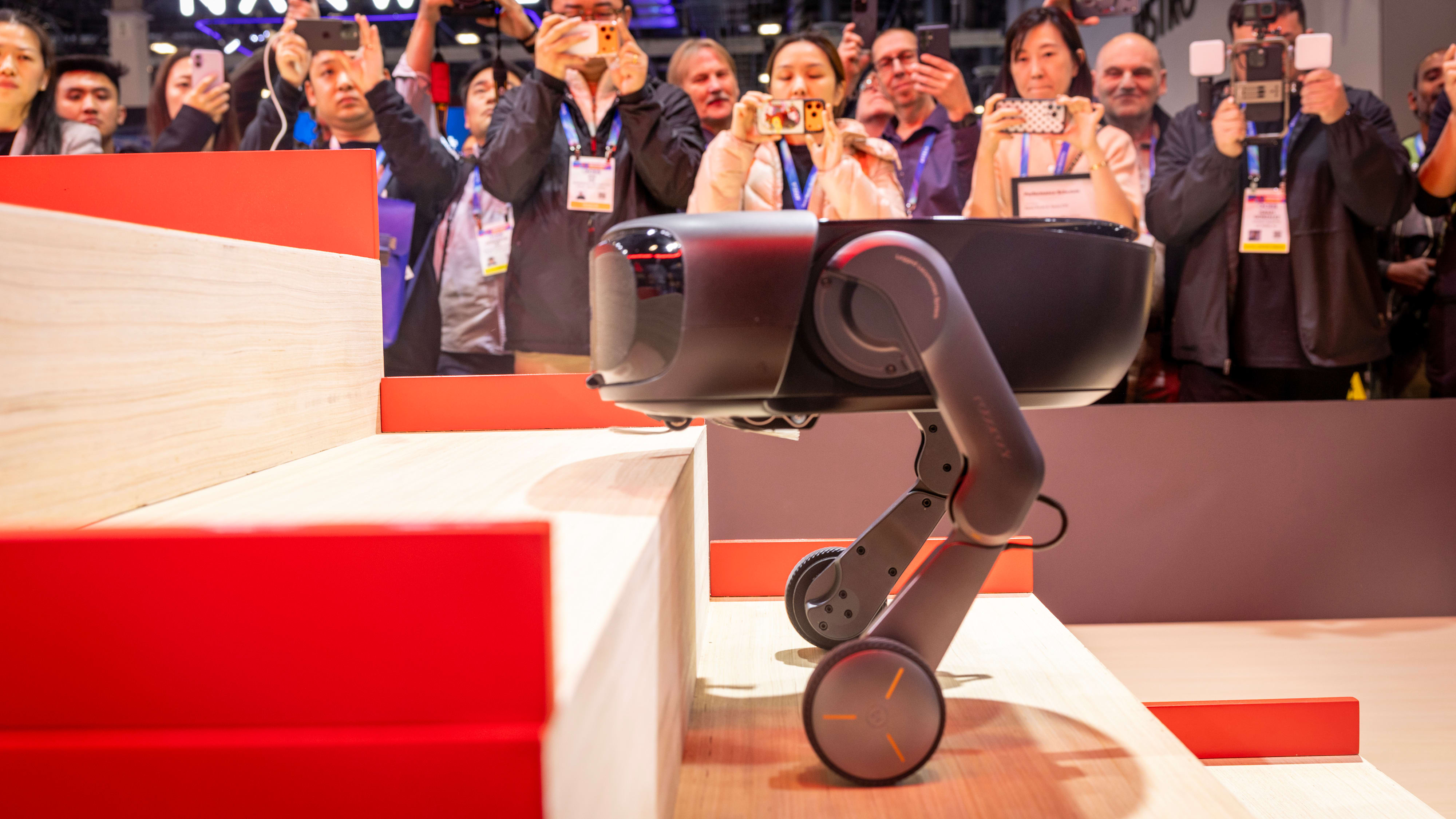 Roborocks Saros Rover-konsept har to leddede bein som kan brukes til å løfte støvsugeren opp trappetrinn. Dermed kan den dekke flere etasjer og også støvsuge trappa. 