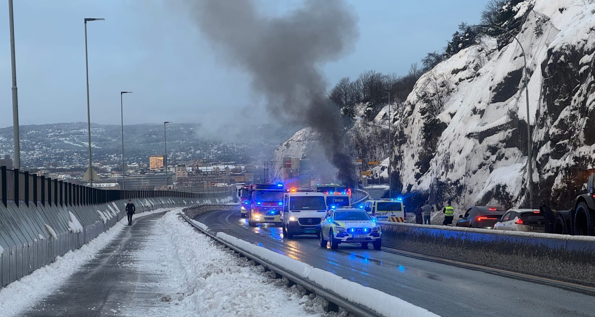 Politiet melder om kraftig røykutvikling fra bussen.
