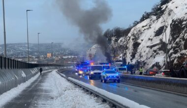 Politiet melder om kraftig røykutvikling fra bussen.