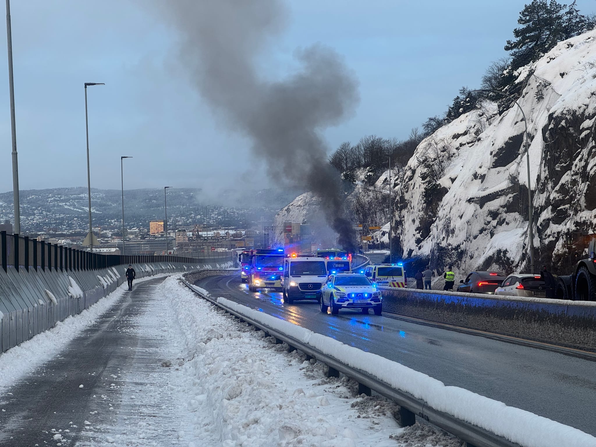 Politiet melder om kraftig røykutvikling fra bussen.