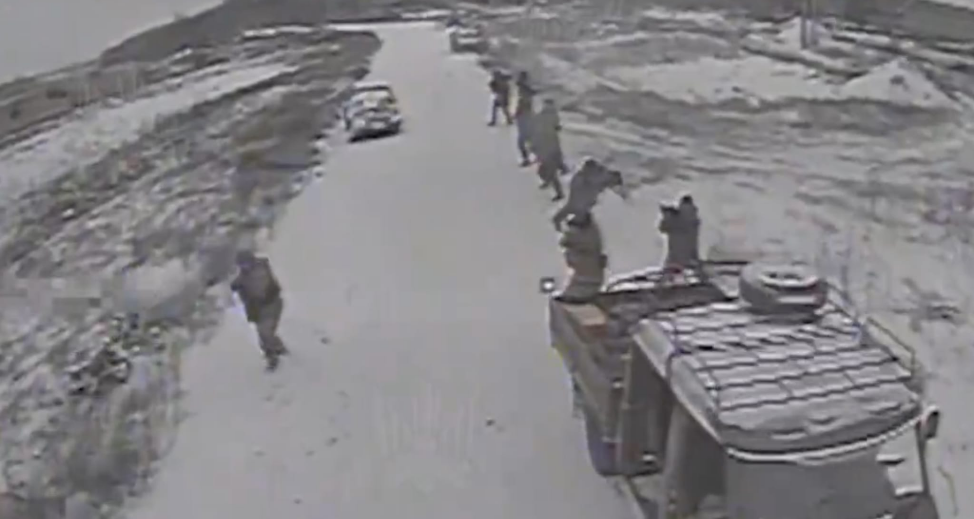 En liten kolonne russiske soldater blir overrasket og angrepet av ukrainske droner fra brigaden Madjars fugler. Bildet er en skjermdump fra en ukrainsk dronevideo. Angrepet skjer et par mil fra frontlinjen, og noen sekunder senere er de fleste av soldatene drept eller skadet.