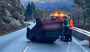 Glatte veier: Bil gikk rundt og havnet på taket