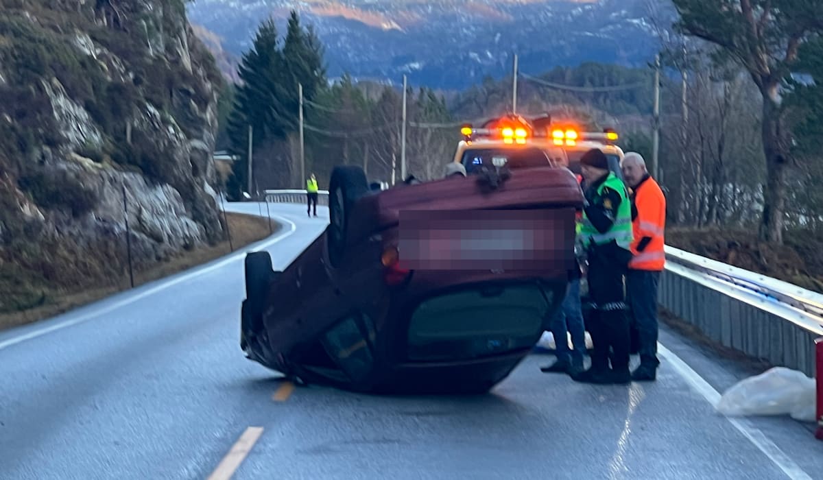 Glatte veier: Bil gikk rundt og havnet på taket