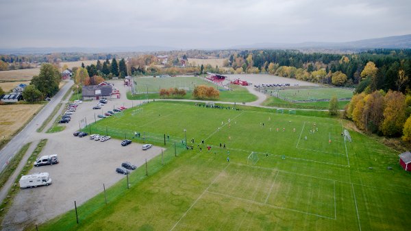Fart-bana sett fra lufta
dronebilde
Fartbana
Øvre vang
Original bildetekst:
Fart-bana sett fra lufta
dronebilde
Fartbana
Øvre vang