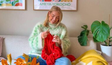 Maria Tessem lever av lidenskapen sin. Hun designer ullgensere.