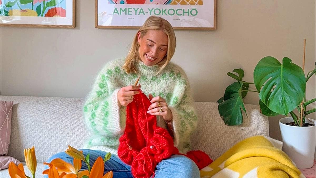 Maria Tessem lever av lidenskapen sin. Hun designer ullgensere.