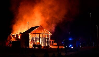 Låve brant ned i Løten i Innlandet – travel natt for politiet nyttårsaften – NRK Innlandet – Lokale nyheter, TV og radio