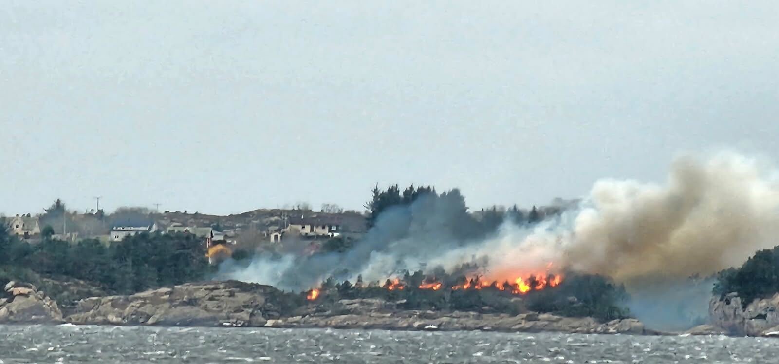 Øygarden, Brann | 15 mål svidd av i Øygarden, mann mistenkt