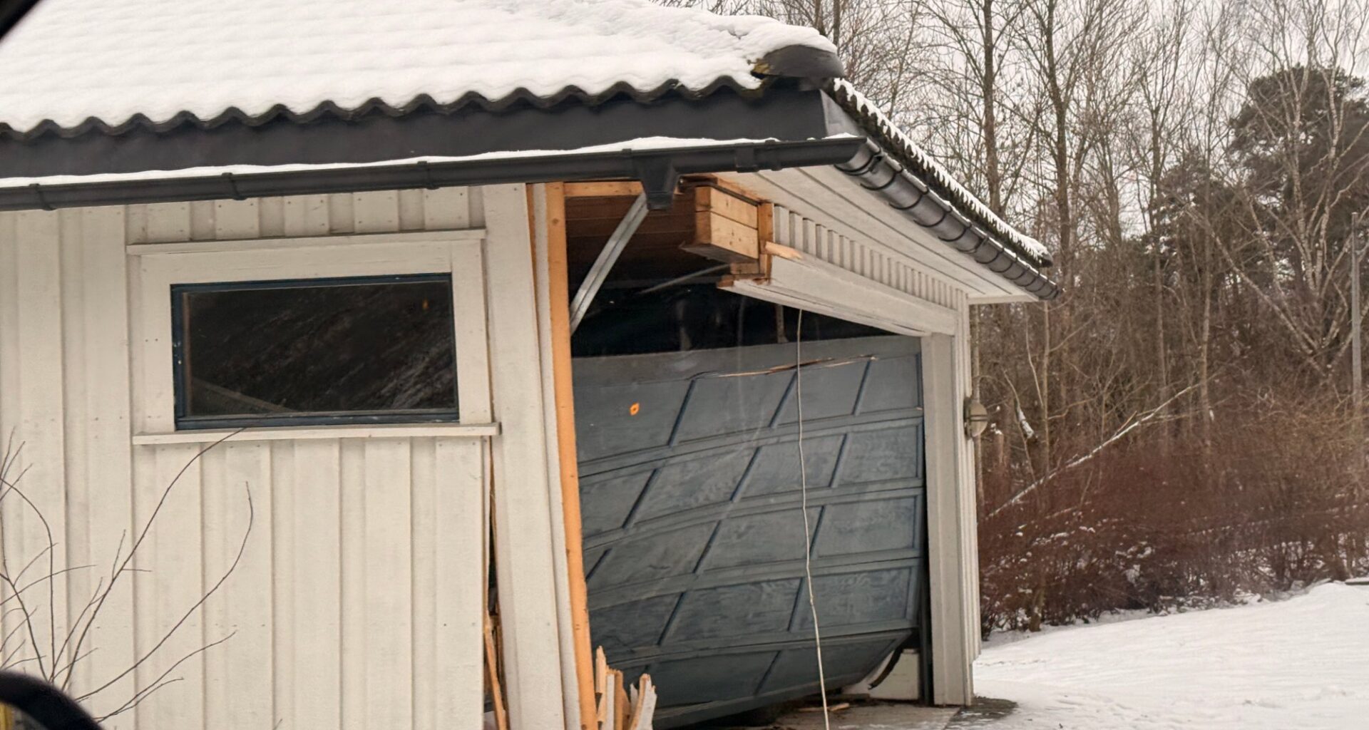 Trafikk, Garasje | Bil dundret inn i garasje: – Svært glatt på stedet
